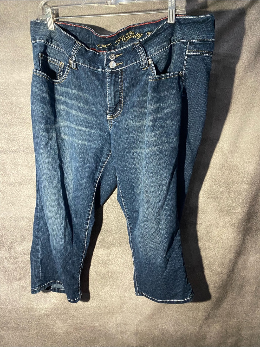 Royalty by YMI Capri Jeans Womens Size 16 Mid Rise Dark Wash Embroidered Bling⁠